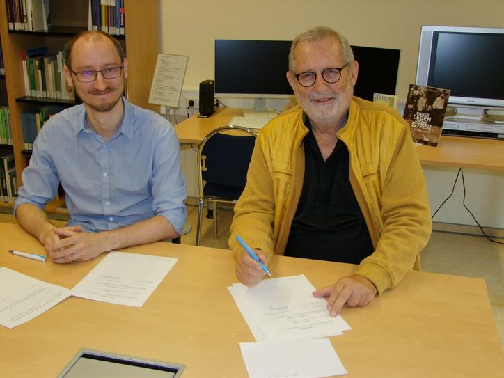 Der ehemalige Kamenzer Kreisrat Günter Kern (r.) übergab dem Kreisarchivar Martin Knopp seinen Vorlass.