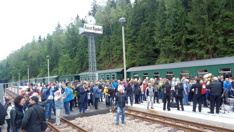 In Kipsdorf wurde der erste Zug nach 15 Jahren mit einem großen Volksfest begrüßt.  Foto: Prange