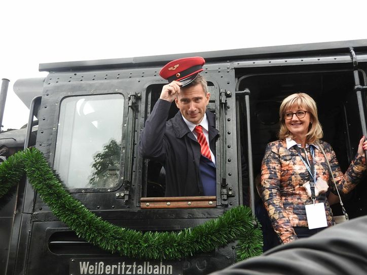 Wirtschaftsminister Martin Dulig und Vize-Landtagspräsidentin Andrea Dombois gaben das Signal für den ersten Zug nach Kippsdorf.
