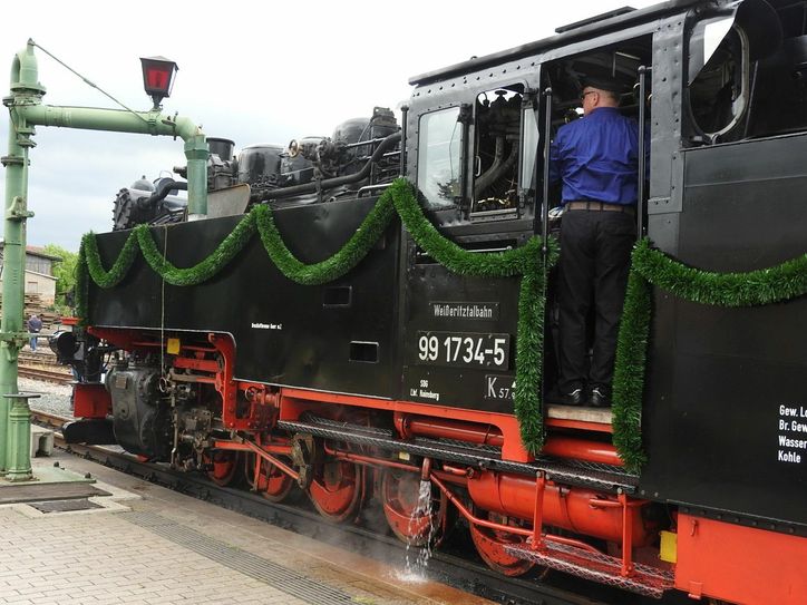 Wasser musste die Lok in Dipps für die Weiterfahrt aber auch fassen.  Fotos: Wo