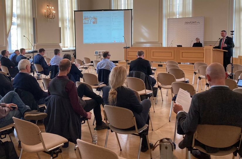 Die Bürgermeister aus dem Landkreis Bautzen und Vize-Landrat Udo Witschas verständigten sich im Kreistagssaal zur Hilfe für die aus der Ukraine Geflüchteten.