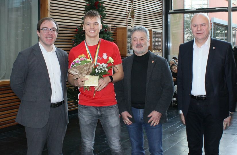 2.v.l.: Caio Lauxtermann, Junioren-Vizeweltmeister im Trampolin.