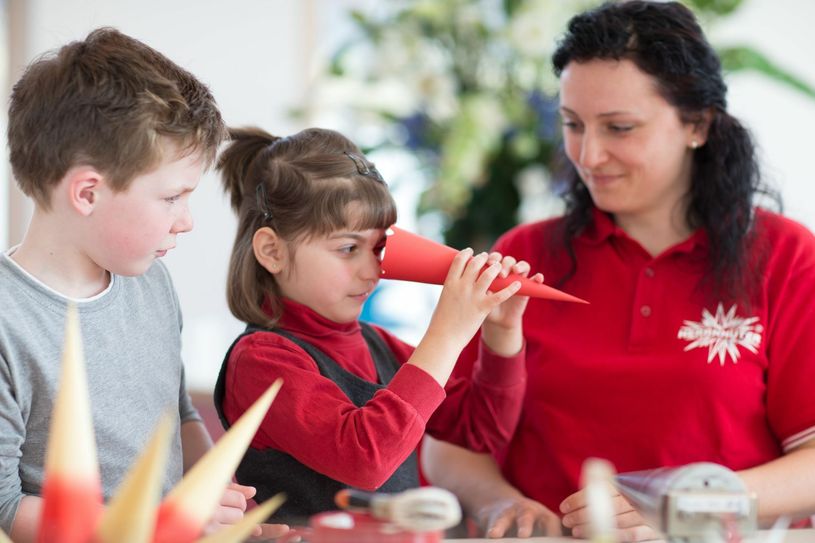 Das Basteln und Gestalten eigener Sterne wird für Kinder in der Entdeckerwelt möglich sein. Foto: Herrnhuter Sterne