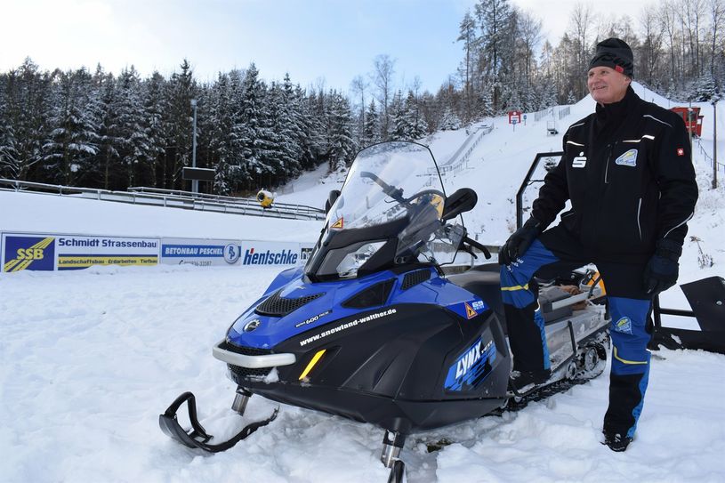 Jürgen Beutlich vom Skiclub-Sohland steht mit seinem Gefährt vor den Schanzen im Sparkassen-Ski-Areal Tännicht. Dort dürfen sich allerdings nur Wettkämpfer austoben. Für wintersportbegeisterte Gäste gibt es extra ausgewiesene Pisten.