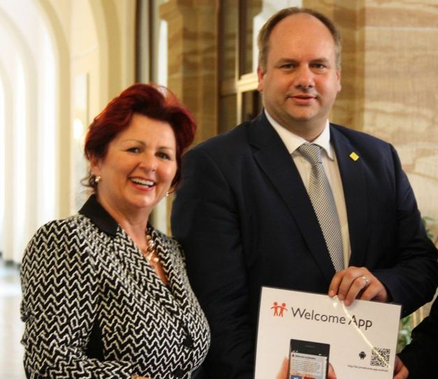 Viola Klein (Saxonia Systems) und OB Dirk Hilbert präsentieren die App. Foto: PR