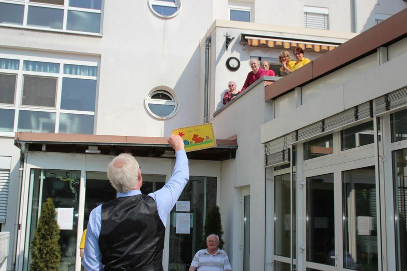 Ostern waren sie noch »Zaungäste« - jetzt dürfen die Bewohner der Seniorenheime, hier das »Albert-Schweitzer-Haus« in Doberlug-Kirchhain, wieder Besuch bekommen. Foto:wit