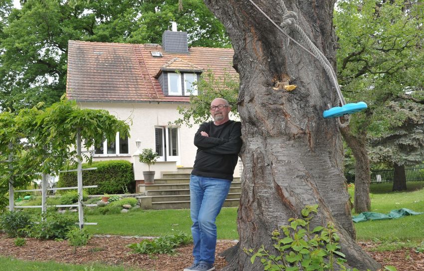 Nur äußerlich ist die Ruhe in Manuel Soubeyrand, wenn er in seinem Garten an seinem Kirschbaum lehnt, der übrigens der Älteste in Senftenberg sein soll. Das ständige Umplanen und Neuplanen am Senftenberger Theater ist eine intensive Zeit für den Intendanten. Foto: Peter Aswendt