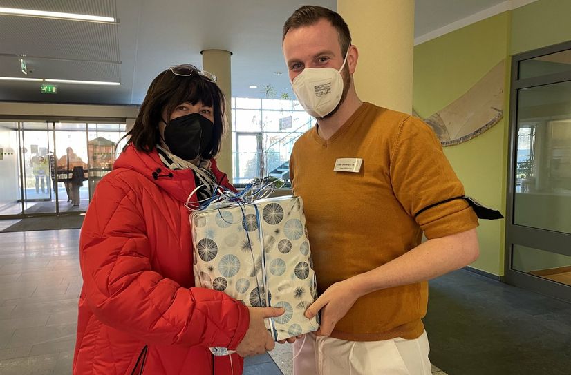 Bürgermeisterin Christine Herntier bedankt sich mit einem Präsent bei Tobias Grundmann, dem Geschäftsführer der Spremberger Krankenhausgesellschaft.