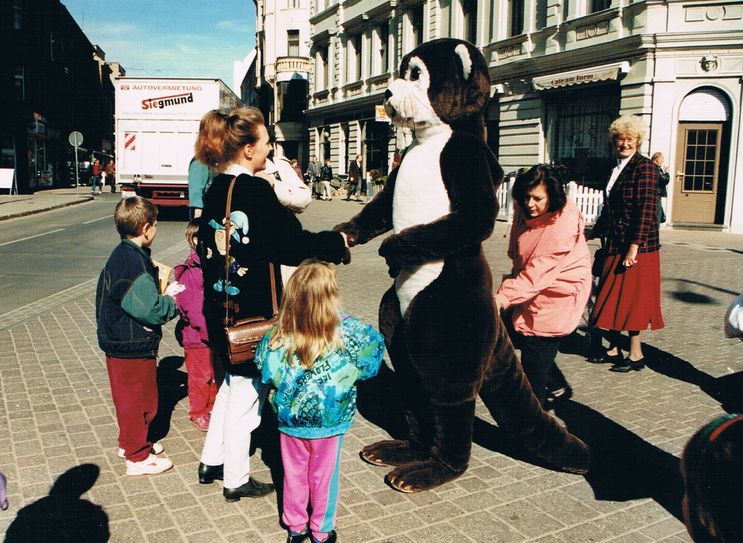 Mit Meinhard Bärmichs Otti freuen sich die Cottbuser schon im März 1995 auf die Buga. Foto: Cottbuser Gartenschau GmbH