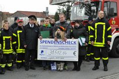 Freunde, Nachbarn, Vereinsmitstreiter, viele Helfer und die Kameraden der Feuerwehr übergaben die bis dahin gesammelten Spenden in Höhe von 31 512,64 Euro an Familie Schumann aus Weßnitz.  Mittlerweile ist die Summe auf mehr als 32.700 Euro gestiegen. Fotos: FischerPress