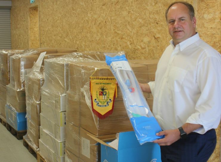 Oberbürgermeister Dirk Hilbert vor der transportfertig verpackten Lieferung für die Partnerstadt Brazzaville, in der Hand hält er ein sog. Atembeutelschlauchsystem.Foto: Marko Beger