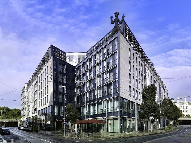 Das art'otel (auch Penk-Hotel genannt wegen der Skulptur auf dem Dach von A.R. Penk) ist eines der teilnehmenden Hotels. Foto: PR/art'otel Dresden