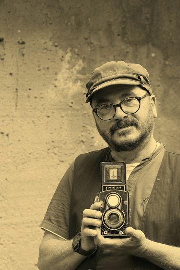 Fotokünstler Udo Weber – seine Verwandten in Sachsen hatten auch einen Bäckereiladen mit »Guckloch« wie bei Strittmatters in Bohsdorf. Foto: Schmidt