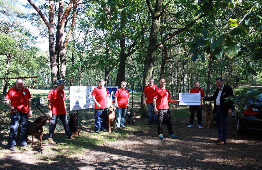 Jens Bossenz (re.) übergibt an Maik Mosler, 1. Vorsitzender des Hundesportvereins Forst e.V., die finanzielle Unterstützung. Foto: pm