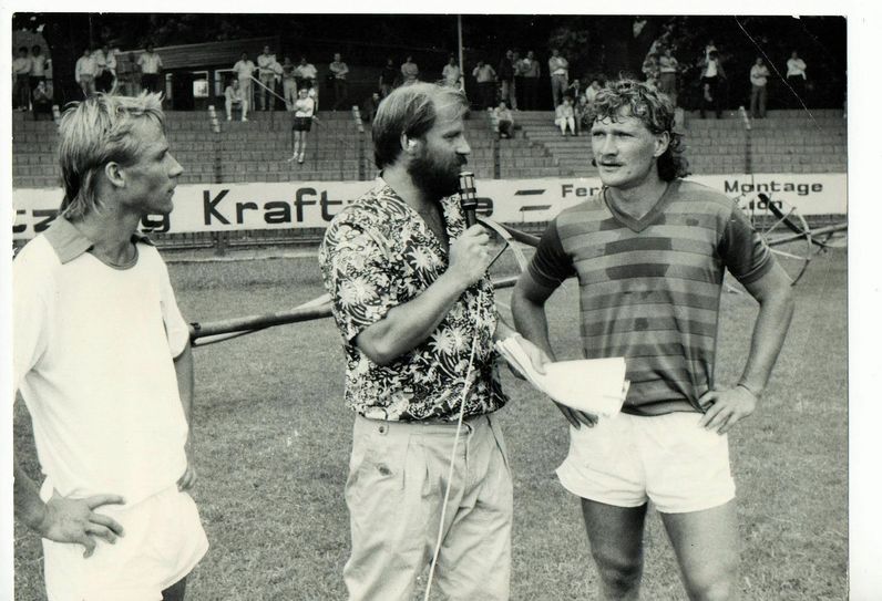 Georg Zielonkowski, damaliger Stadionsprecher und heute Energie-Reporter des WochenKurier Cottbus, beim öffentlichen Training im Juli 1989  im Gespräch mit den Neuzugängen Tobias Vogel (links) und Reinhard Rother. (Foto privat-Archiv GZ)