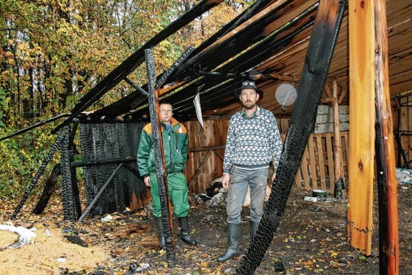 Schäfer Michael Röhl (r.) beim Aufräumen nach dem Brand.                                                               Foto: S. Metting