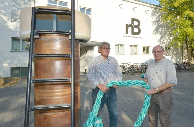 Anker lichten und auf große Fahrt gehen. Mit dem Chor der Bergarbeiter sind Klaus-Dieter Schulze (links) und Günter Angres mit dabei. Foto: Peter Aswendt