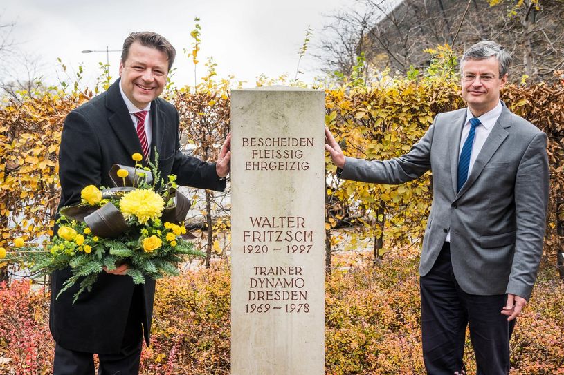Dynamos Präsident Holger Scholze und Vize-Prä­si­dent Mi­cha­el Bür­ger leg­ten zu Eh­ren des 100. Ge­burts­ta­ges von Wal­ter Fritzsch ei­nen Kranz an den Ge­denk­stein vor dem Sta­di­on. Foto: Den­nis Hetzschold