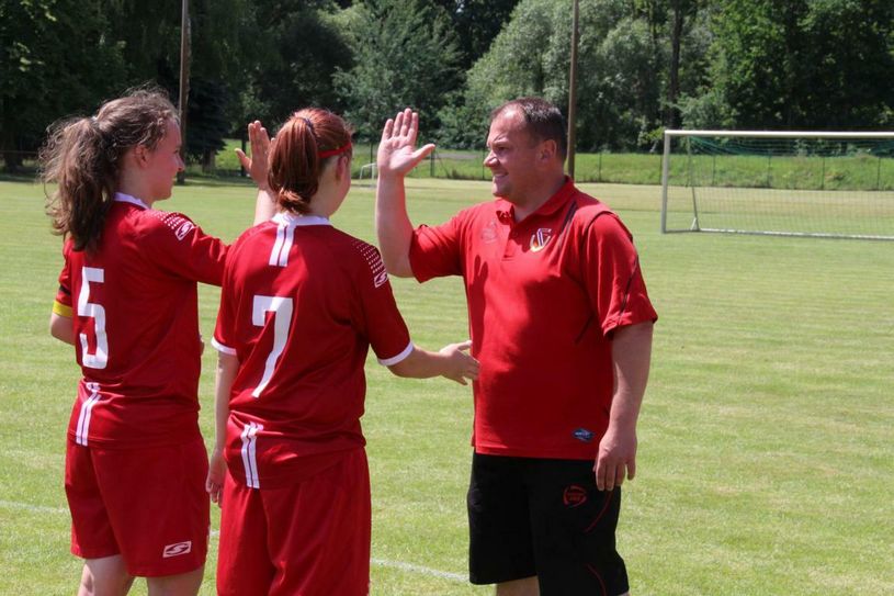 Trainer Tobias Kroll und seine Mädels feierten ein 6:1 zum Saisonabschluss gegen Sieversdorf. Foto: jho