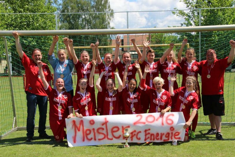 So sehen Sieger aus: Die B-Juniorinnen des FCE sind ungeschlagener Landesmeister. Foto: jho