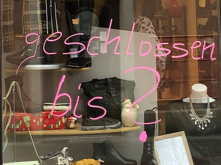 »Geschlossen bis ...?« steht auf einem Schaufenster eines Modeladens in der Pirnaer Altstadt.                             Foto: Rink