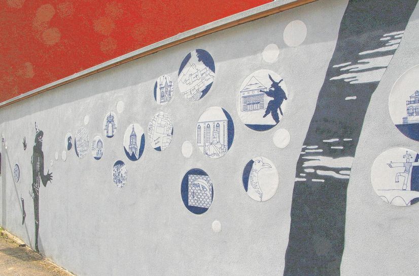 Moderne Porzellankunst ist aus dem Meißner Stadtbild nicht mehr wegzudenken - wie hier von Olaf Fieber an der Görnischen Gasse.
