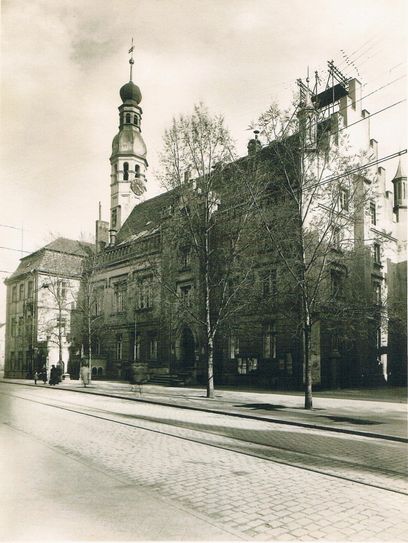 Das Alte Rathaus, fotografiert ungefähr vom Standort der heutigen Sonnenuhr. Foto: Stadtarchiv Cottbus