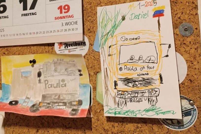Kinder malen "Paula" bei ihrem Besuch.