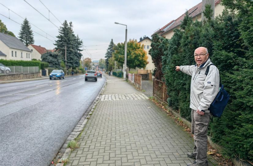 Der Loschwitzer Stadtbezirksbeirat Hans-Jürgen Burkhardt zeigt, dass bei einem Eingriff von ca. 2 Meter in die Grundstücke das meiste Grün weg ist.