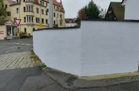 Diese neue Grundstücksmauer wurde eben noch für richtig befunden - ein Blick in die Planung zeigt, hier sollen stattdessen Fahrradständer hin.