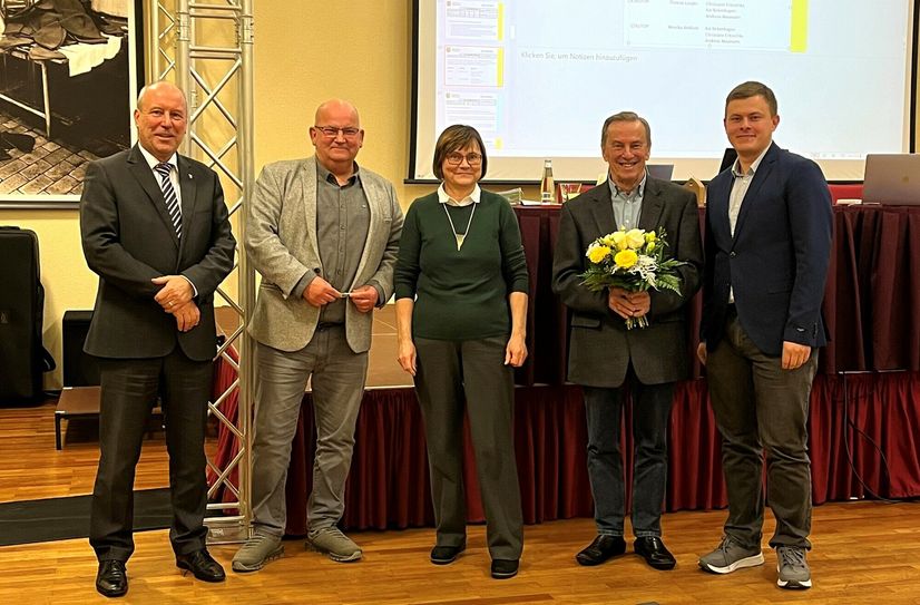 Bürgermeister Fred Mahro, die Vorstände der Stadtverordnetenversammlung Olaf Franz und Monika Birkholz (v.l.) und Thomas Laugks (r.) danken Karl-Heinz Mischner für seine jahrzehntelange Arbeit in dem Gremium.