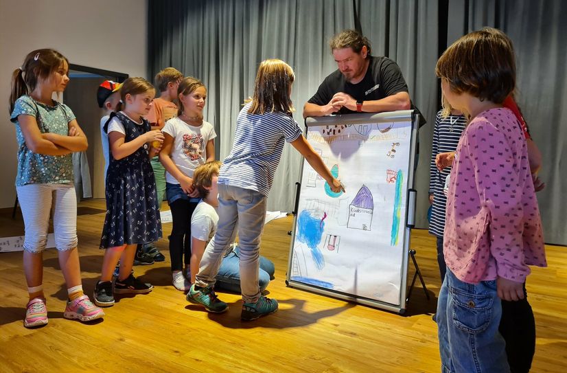 Zur Initiative gehören auch Ideenkonferenzen mit den Grundschulkindern. Bei denen werden die Kinderwünsche für die Ortsteile formuliert. Die Gemeinde versucht dann, diese umzusetzen. Daraus entstanden unter anderem ein neuer Spielplat am Barfußweg, eine Kletterpyramide auf dem Schulhof und ein Graffiti-Workshop.