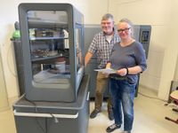 Geschäftsführer der Kreishandwerkerschaft Region Meißen, Jens-Torsten Jacob und Projektmitarbeiterin der Offenen Werkstatt, Cornelia Hartzsch am neuen 3-D-Drucker für Metall.