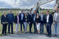 Hochkarätiger Treff an der künftigen neuen Trasse der B169 (3. Bauabschnitt) noch weit bevor der erste Bagger rollt:  Der Sächsische Wirtschaftsminister Martin Dulig kam vor Ort mit drei Bürgermeistern der beteiligten Kommunen, Vertretern der regionalen Wirtschaft, Planern des LasuV und dem Team der Archäologen zusammen. Das Signal ist klar: Es geht los!