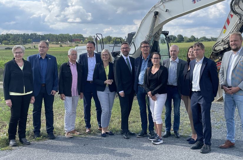 Hochkarätiger Treff an der künftigen neuen Trasse der B169 (3. Bauabschnitt) noch weit bevor der erste Bagger rollt:  Der Sächsische Wirtschaftsminister Martin Dulig kam vor Ort mit drei Bürgermeistern der beteiligten Kommunen, Vertretern der regionalen Wirtschaft, Planern des LasuV und dem Team der Archäologen zusammen. Das Signal ist klar: Es geht los!