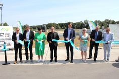 Landtagsabgeordneter Aloysius Mikwauschk, Jörg Winkler, Geschäftsführer der Dresdner Industrie- und Wohnungsbau GmbH, Katrin Michel (MdB), Roland Dantz, Verbandsvorsitzender und Oberbürgermeister der Stadt Kamenz, Staatsminister Conrad Clemens, Dr. Romy Reinisch, 1. Beigeordnete im Landratsamt Bautzen, Frank Wustmann, Geschäftsführer der Picon GmbH und Torsten Pfuhl, Vorstand der ewag kamenz, (v.l.n.r.) nehmen die Anlage symbolisch in Betrieb.               Foto: Matthias Stark