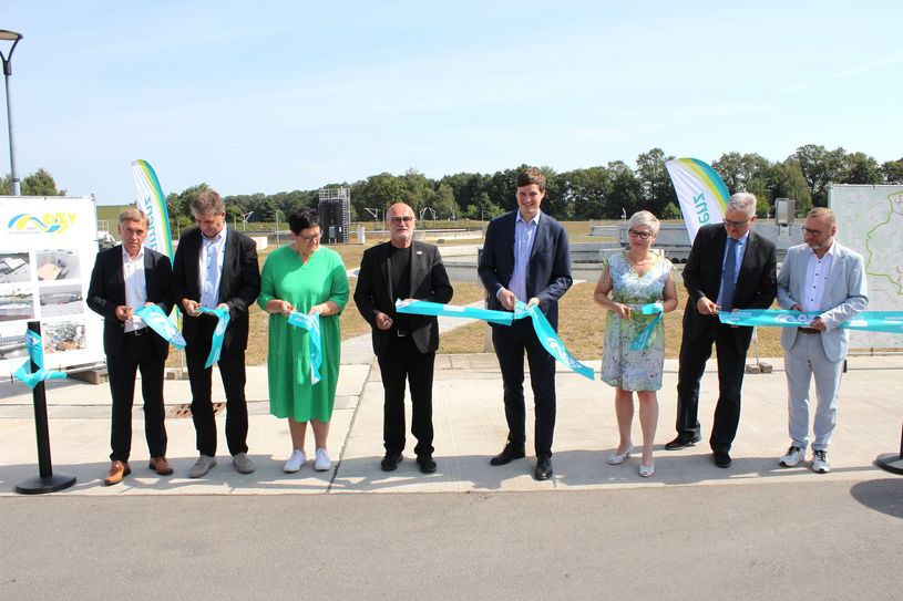 Landtagsabgeordneter Aloysius Mikwauschk, Jörg Winkler, Geschäftsführer der Dresdner Industrie- und Wohnungsbau GmbH, Katrin Michel (MdB), Roland Dantz, Verbandsvorsitzender und Oberbürgermeister der Stadt Kamenz, Staatsminister Conrad Clemens, Dr. Romy Reinisch, 1. Beigeordnete im Landratsamt Bautzen, Frank Wustmann, Geschäftsführer der Picon GmbH und Torsten Pfuhl, Vorstand der ewag kamenz, (v.l.n.r.) nehmen die Anlage symbolisch in Betrieb.               Foto: Matthias Stark