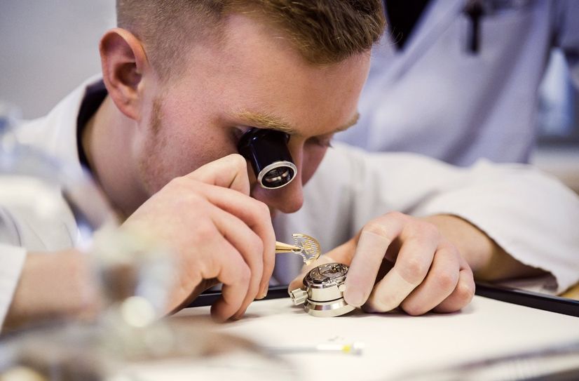 Im Uhrmacher-Handwerk sind Genauigkeit und ein ruhiges Händchen gefragt.