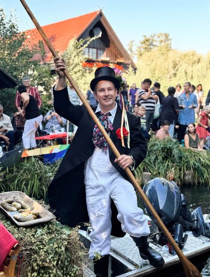 Eine von vielen Besonderheiten in Lübben: Die Tracht der Steinkirchener Fastnachtsbrüder und -schwestern.