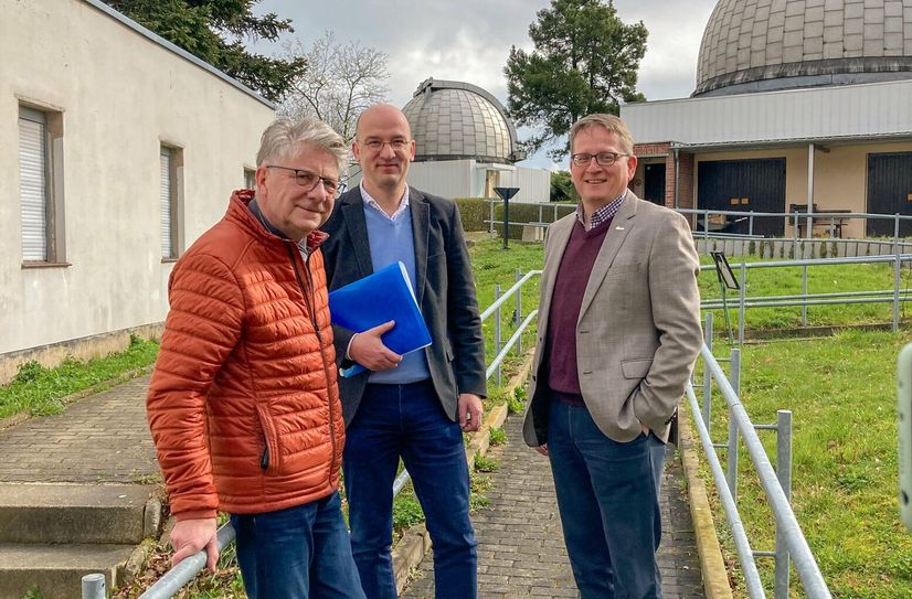 Volker Bartko, Dr. Robert Böhmer und Kai Kaufmann trafen sich zum Vor-Ort-Termin an der Sternwarte.