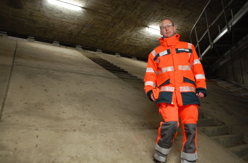 Andreas Gruner, Referatsleiter für konstruktiven Ingenierbau beim Landesamt für Straßenbau und Verkehr, im linkselbischen Widerlager der Brücke.