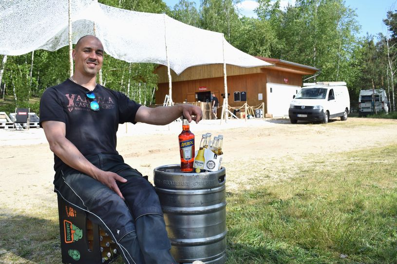 Younes Polenz aus Niesky ist der neue Besitzer des ehemaligen Kiosks am Olbasee. Aus dem Kiosk hat er nun eine Beachbar gezaubert.