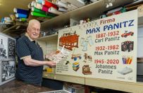 Peter Domschke bei seiner Arbeit an der 140 x 90 cm großen Sonnenuhr, die inzwischen den Giebel des ehemaligen Tante-Emma-Ladens ziert.