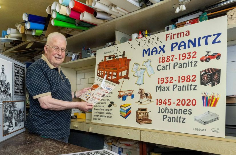 Peter Domschke bei seiner Arbeit an der 140 x 90 cm großen Sonnenuhr, die inzwischen den Giebel des ehemaligen Tante-Emma-Ladens ziert.