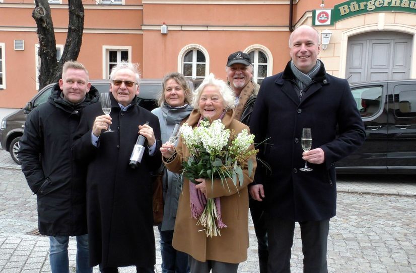 Helga und Joachim Sykora zusammen mit Bürgermeister Mirko Buhr (re.).
