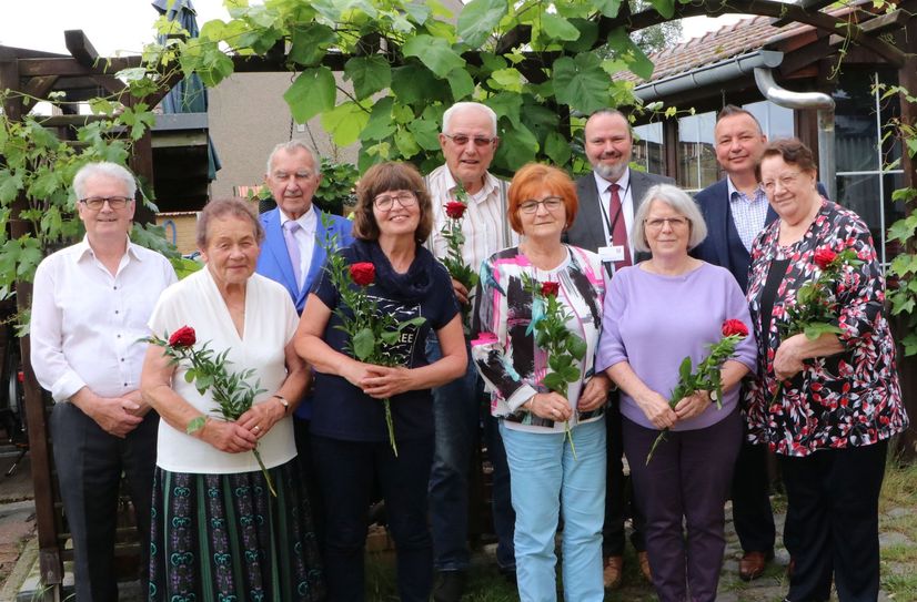 Während der Seniorenehrung »Eine Rose für ...« wurden geehrt (vordere Reihe v.l.n.r.): Heidemarie Weber (stellvertretend für Ulla Rahmig), Silvia Czeromin, Annemarie Baselt, Elvira Labitzke (stellvertretend für Hannelore Zehn), Ekaterina Kobez (nicht im Bild - Hannelore Zehn) sowie (hintere Reihe v.l.n.r.): Reinhard Habeck (stellvertretend für Ulla Rahmig),  Kreisseniorenbeauftragter Wolfgang Grunert, Joachim Schützel, Sozialdezernent Stefan Wichary und Landrat Sven Herzberger.