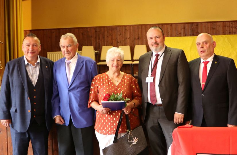 Ehrung von Ulla Rahmig mit Landrat Sven Herzberger, Kreisseniorenbeauftragter Wolfgang Grunert, Ulla Rahmig, Sozialdezernent Stefan Wichary und Bürgermeister Dieter Freihoff (Gemeinde Märkische Heide).