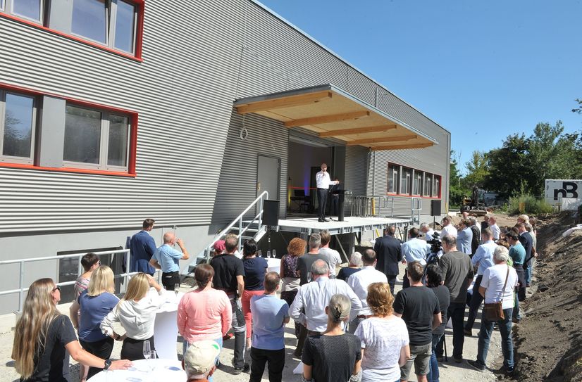 Dr. Dietmar Woidke, Ministerpräsident Brandenburg, begrüßt die Gäste bei der Eröffnung der neuen Theaterwerkstatt.