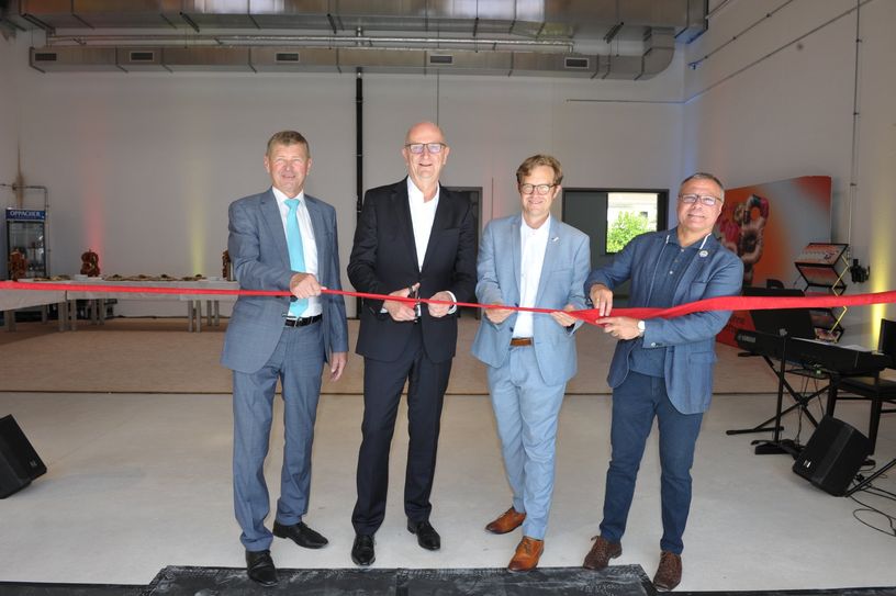 Siegurd Heinze (Landrat OSL), Dr. Dietmar Woidke (Ministerpräsident Brandenburg), Andreas Pfeiffer (Bürgermeister Senftenberg) und Daniel Ris (Intendant der neuen Bühne) (v.l.n.r.) eröffnen das Werkstattgebäude.
