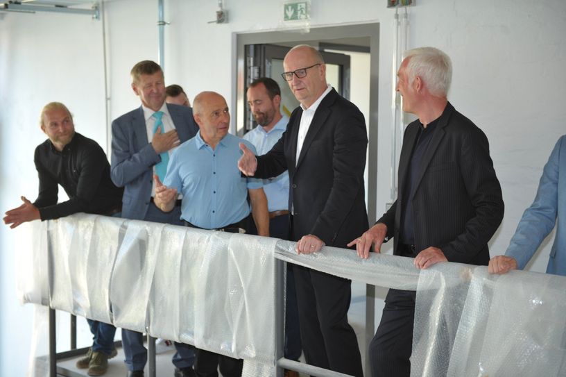 Axel Tonn (Leiter Haustechnischer Betrieb neue Bühne Senftenberg), zeigt Dr. Dietmar Woidke (Ministerpräsident Brandenburg) (2.v.r.) und Landrat Siegurd Heinze (2.v.l.) den neuen Malsaal.